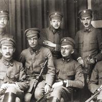 Komenda Naczelna Polskiej Organizacji Wojskowej w roku 1914. Podporucznik Wacław Jędrzejewicz stoi pierwszy z prawej.